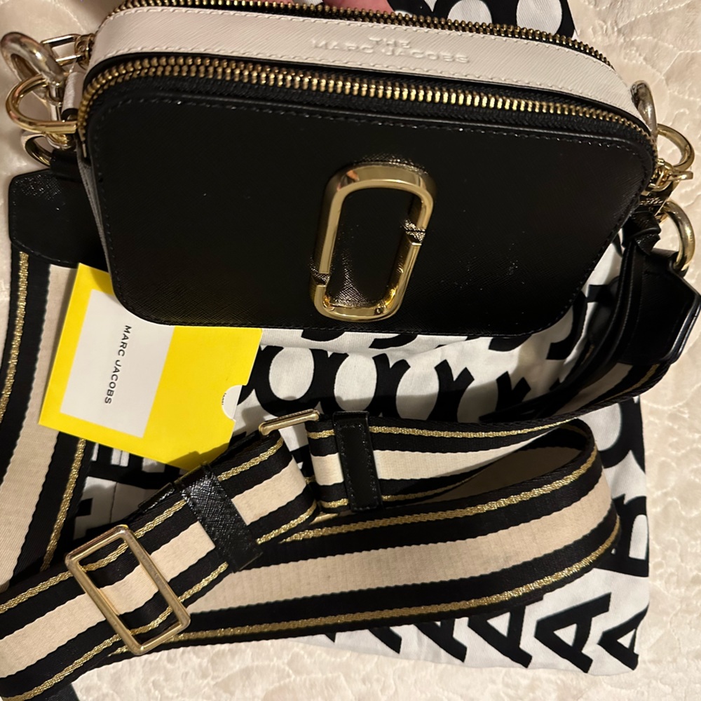 The Colorblock Snapshot Bag
MARC JACOBS new condition without tags